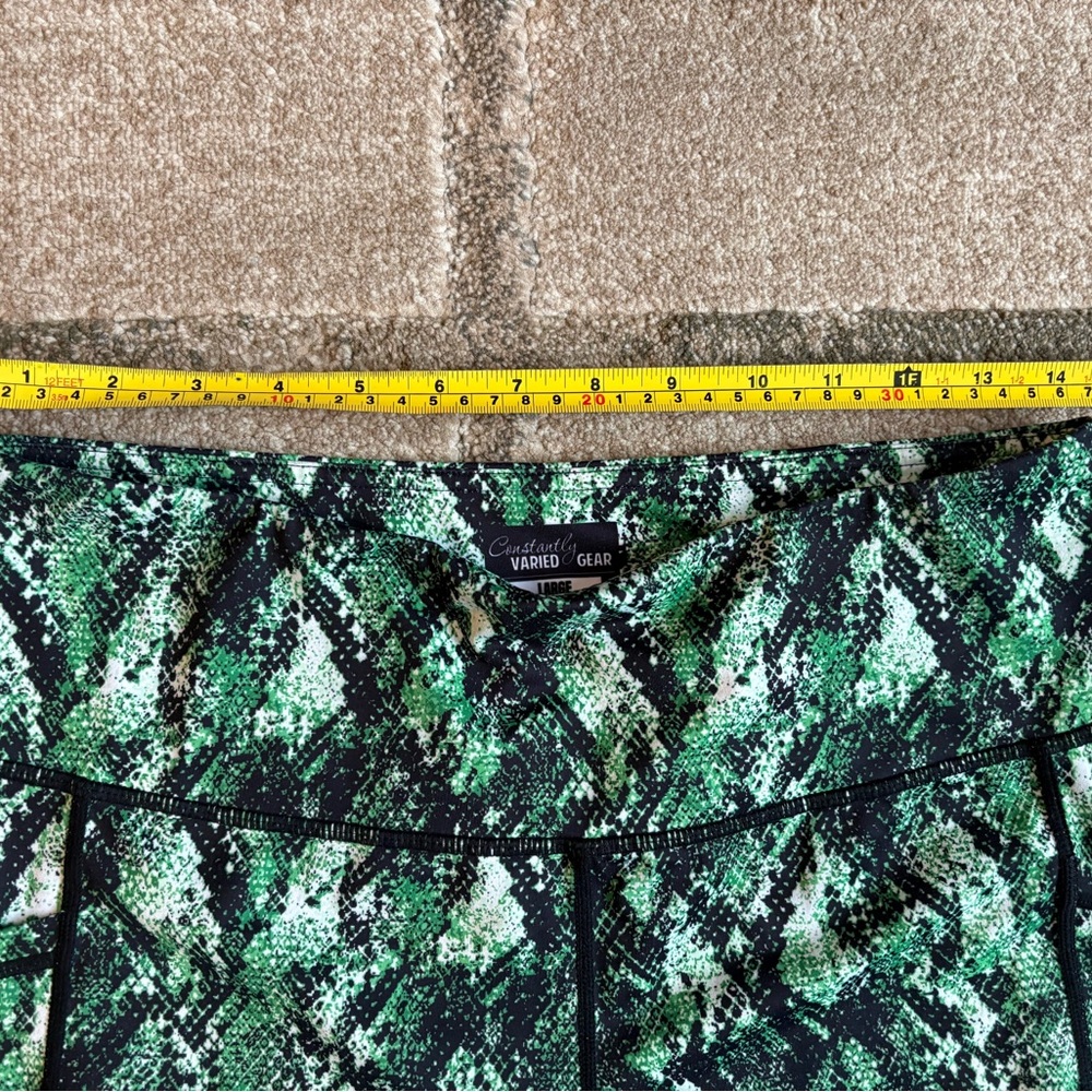 Constantly Varied Gear (CVG) Venom Snakeskin Green Capri Leggings size Large - Picture 5 of 8